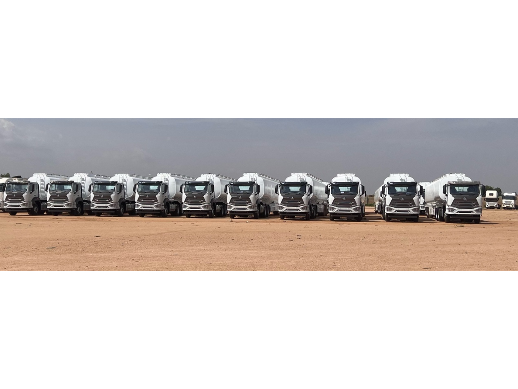 尼日利亚油气公司AY MAIKIFI的HOWO E7车辆运营启动前合影